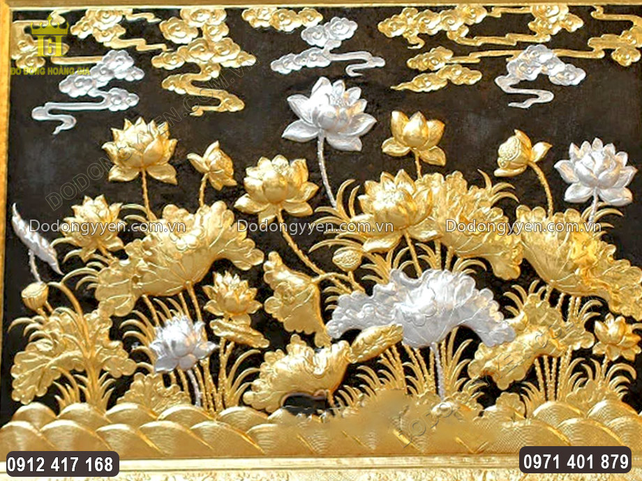 hoa sen được chạm th&uacute;c sắc n&eacute;t